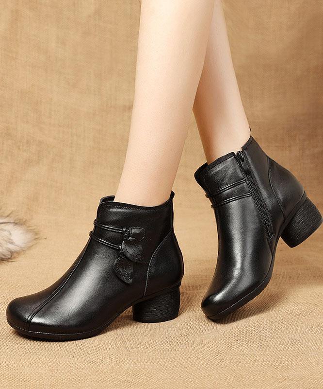 Moderne kvinneboots i sort med robust chunky hæl og praktisk glidelås. Allsidig for hverdag og fest.