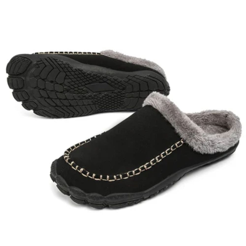 Grå herreslippers i minimalistisk design. Komfortable tøfler med bred tåboks og myk såle for avslapning hjemme.