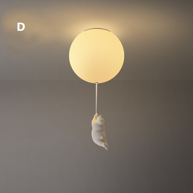 Moderne taklampe Bjørn med Ballong. Leken belysning som passer både barnerom og en trendy stue.