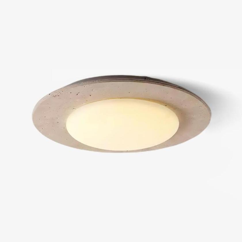 "Taklampe i gul travertin og tre med kuppelform, gir varm belysning og passer både moderne og landlig stil."