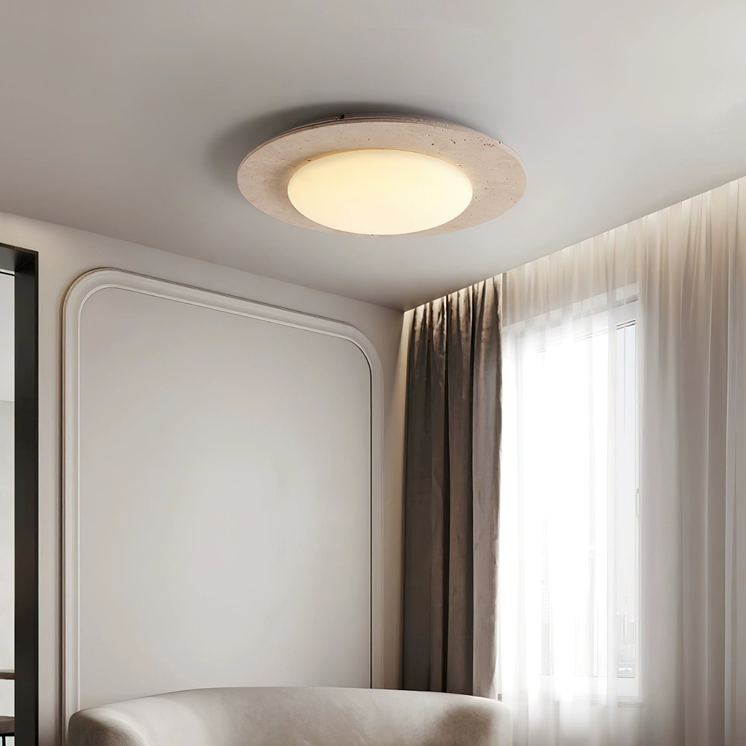"Taklampe i gul travertin og tre med kuppelform, gir varm belysning og passer både moderne og landlig stil."