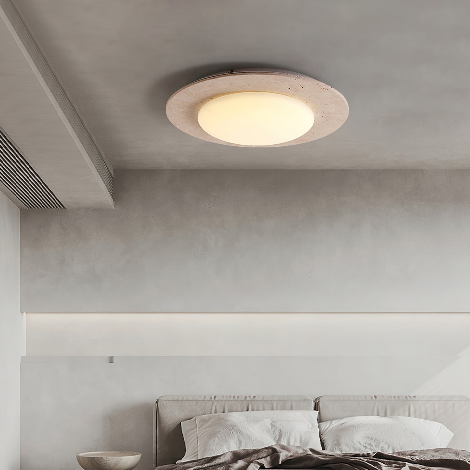 "Taklampe i gul travertin og tre med kuppelform, gir varm belysning og passer både moderne og landlig stil."