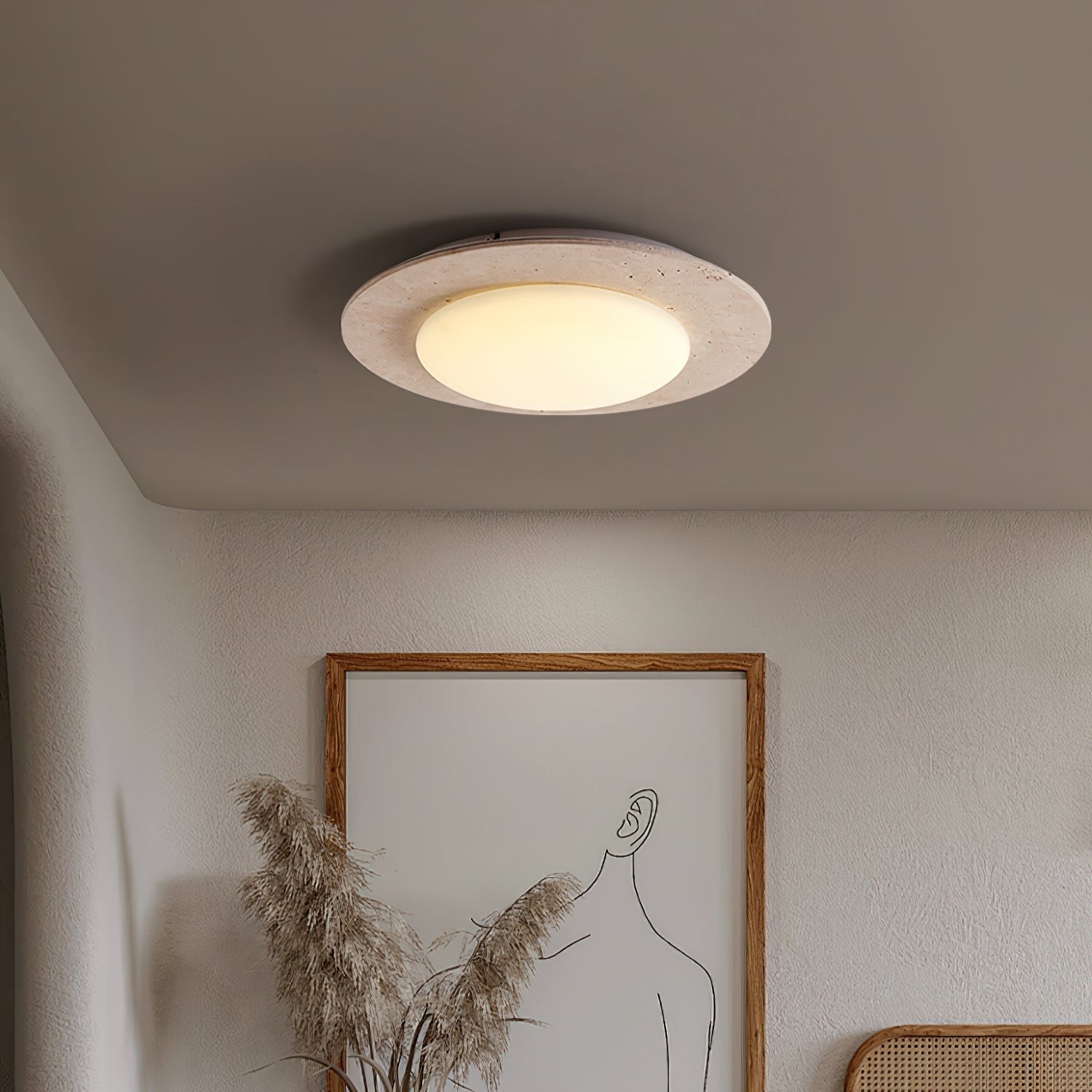 "Taklampe i gul travertin og tre med kuppelform, gir varm belysning og passer både moderne og landlig stil."