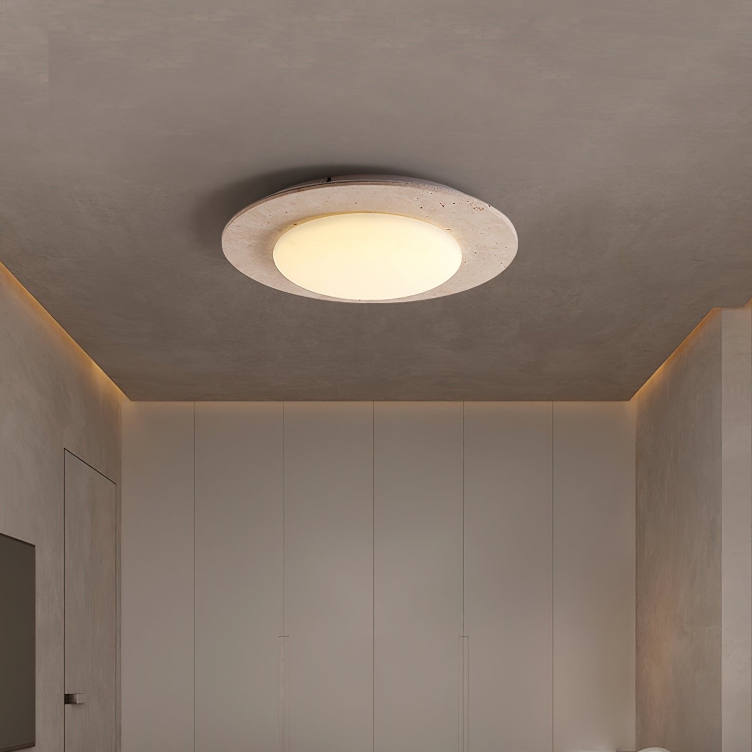 "Taklampe i gul travertin og tre med kuppelform, gir varm belysning og passer både moderne og landlig stil."