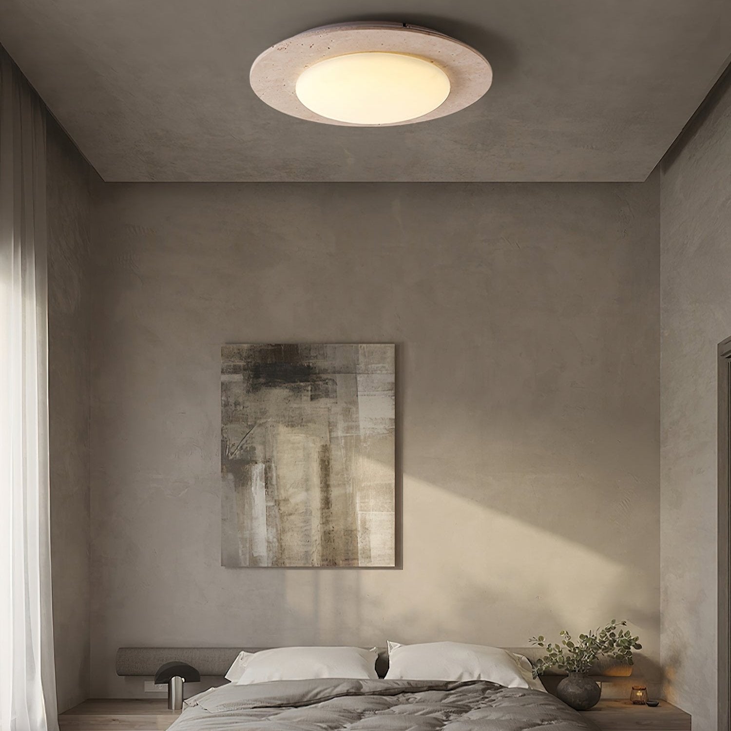"Taklampe i gul travertin og tre med kuppelform, gir varm belysning og passer både moderne og landlig stil."