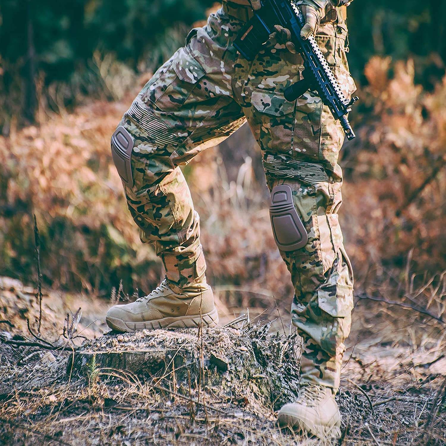 Bilde av taktisk bukse med cargo-lommer, gir god oppbevaring for menn på tur, i jordfarget camo.