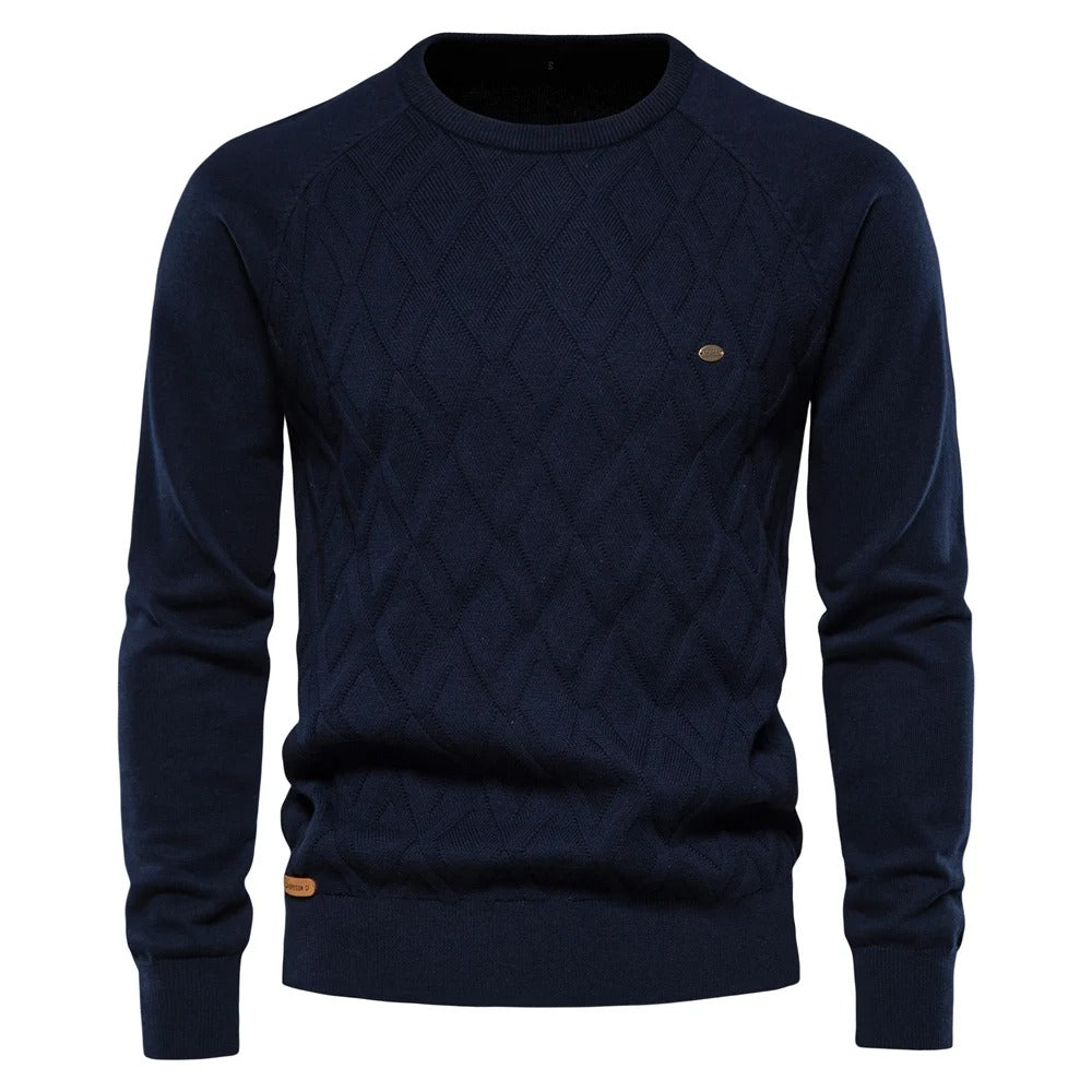 Elegant vinrød strikket herregenser. Klassisk stil med o-hals, ideell for hverdagsbruk.