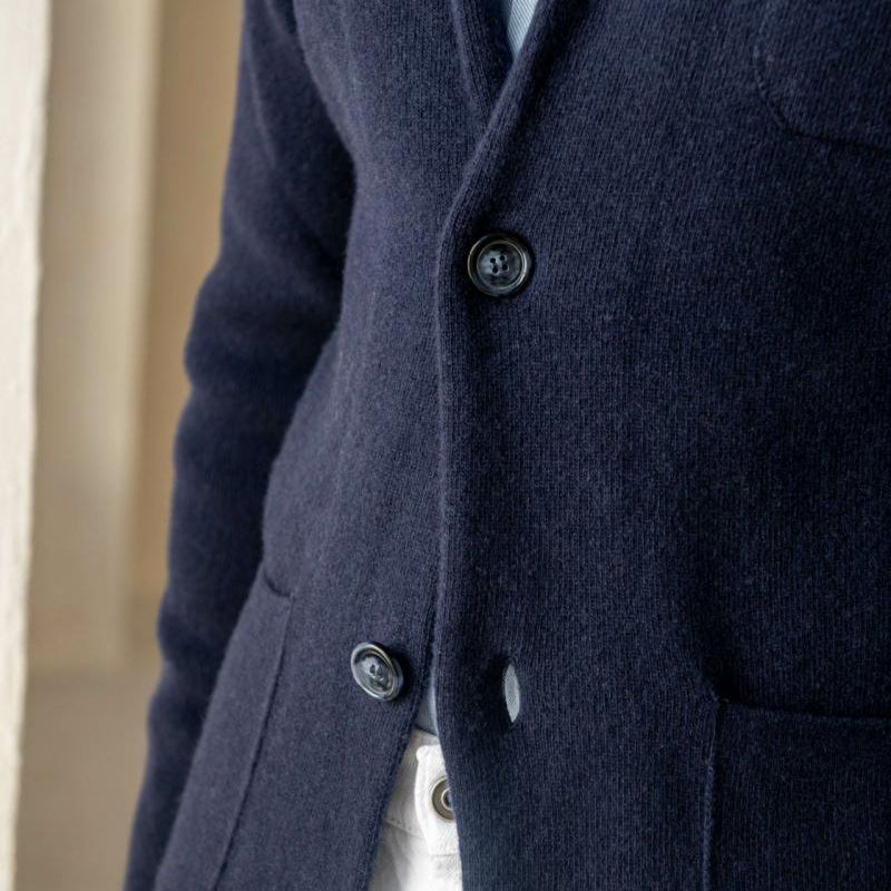 Stilig vintage jakke for menn. Varm og allsidig herrecardigan med klassisk snitt og krage.