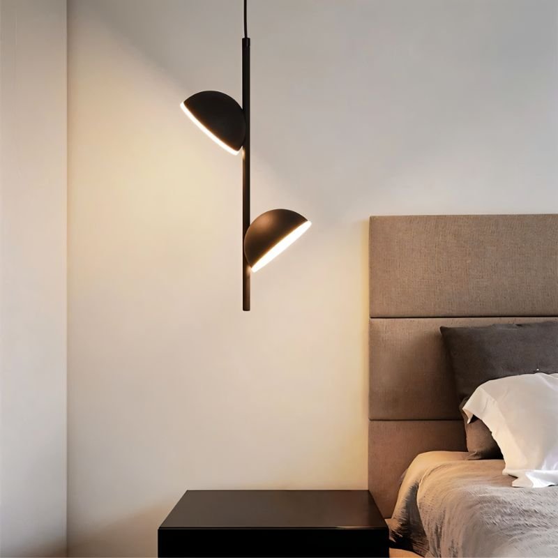 "Tiraha pendellampe, moderne lineær design, justerbar belysning, aluminium og akryl, elegant for stueinteriør."