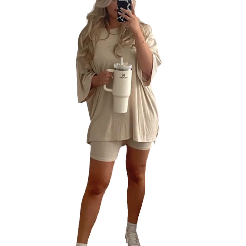 "Todelt loungewear sett for kvinner, lettvektsmateriale, moderne snitt, ideell for sommer, avslappet og stilig."