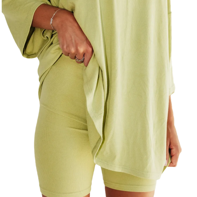 "Todelt loungewear sett for kvinner, lettvektsmateriale, moderne snitt, ideell for sommer, avslappet og stilig."