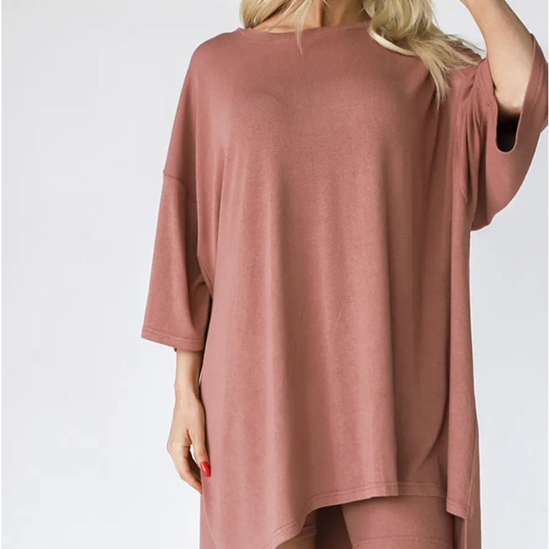 "Todelt loungewear sett for kvinner, lettvektsmateriale, moderne snitt, ideell for sommer, avslappet og stilig."