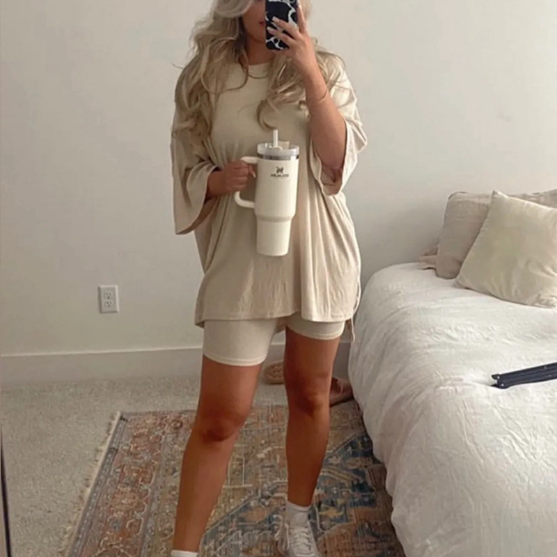 "Todelt loungewear sett for kvinner, lettvektsmateriale, moderne snitt, ideell for sommer, avslappet og stilig."
