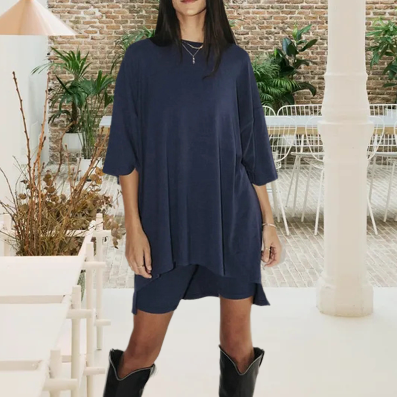 "Todelt loungewear sett for kvinner, lettvektsmateriale, moderne snitt, ideell for sommer, avslappet og stilig."