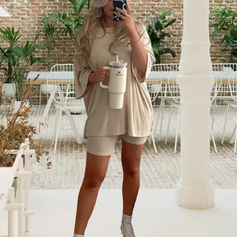 "Todelt loungewear sett for kvinner, lettvektsmateriale, moderne snitt, ideell for sommer, avslappet og stilig."