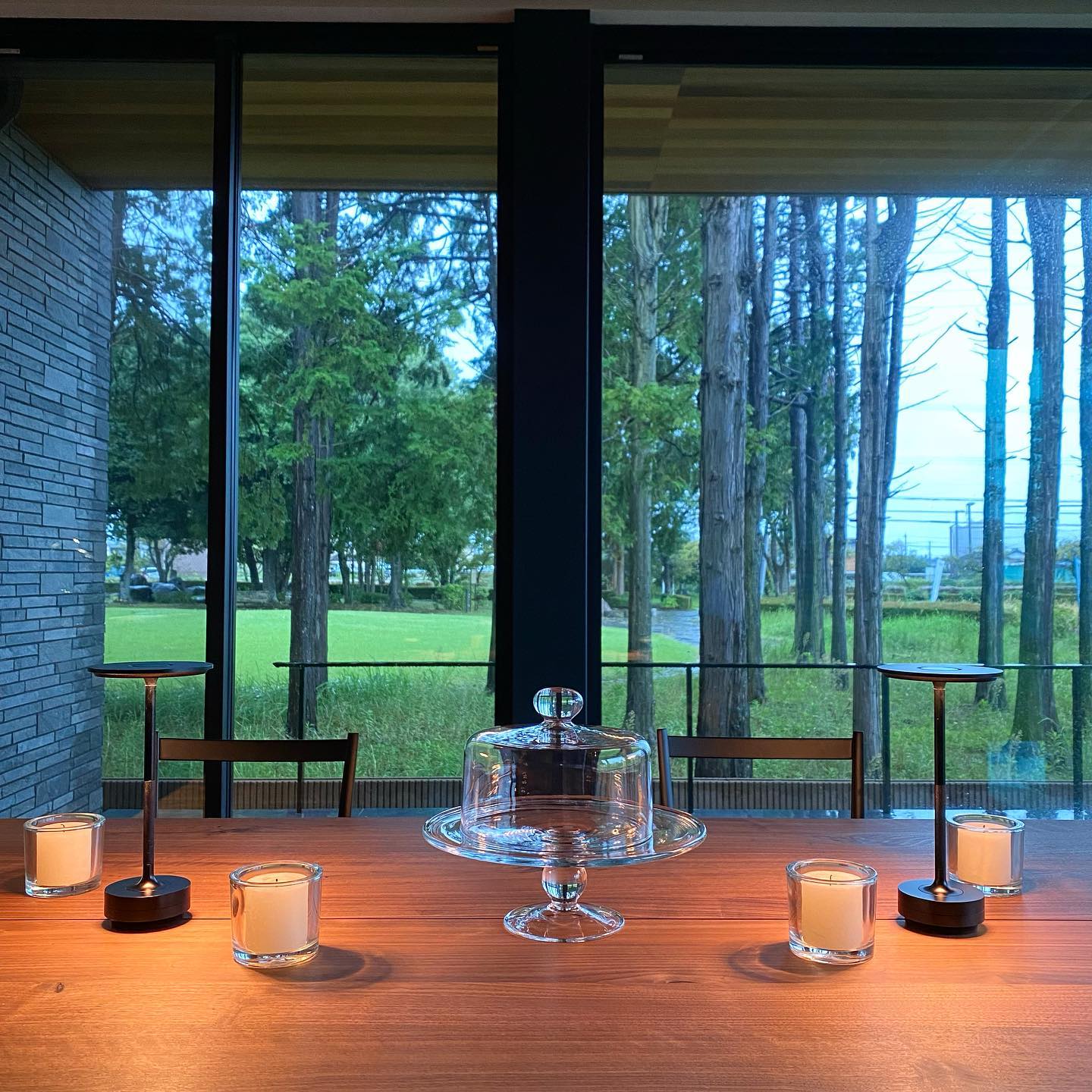 Vanntett trådløs berøringslampe i et minimalistisk design, ideell for både innendørs og utendørs bruk.