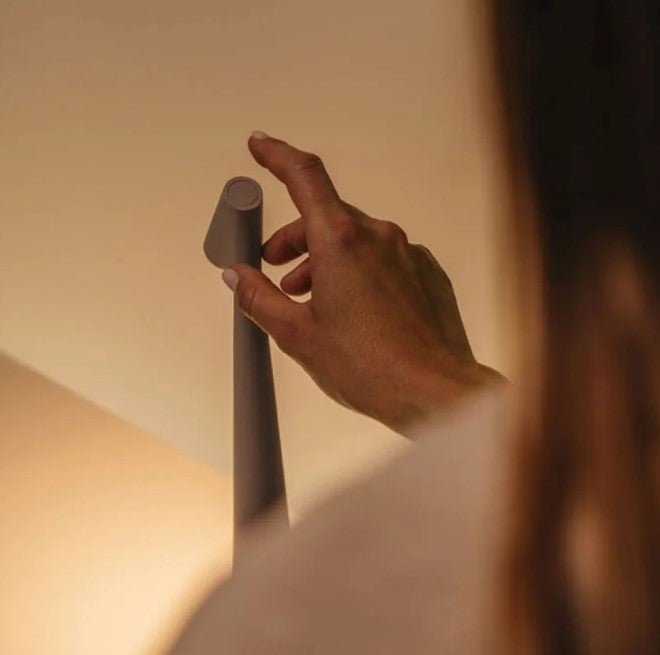 Elegant minimalistisk dimbar LED bordlampe. Trådløs design for fleksibel plassering. Passer som kontorlampe.