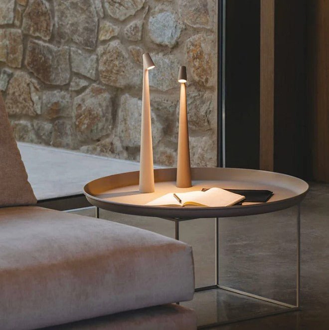 Stemningsfull, trådløs LED bordlampe med touch dimming. USB oppladbar og moderne minimalistisk design.