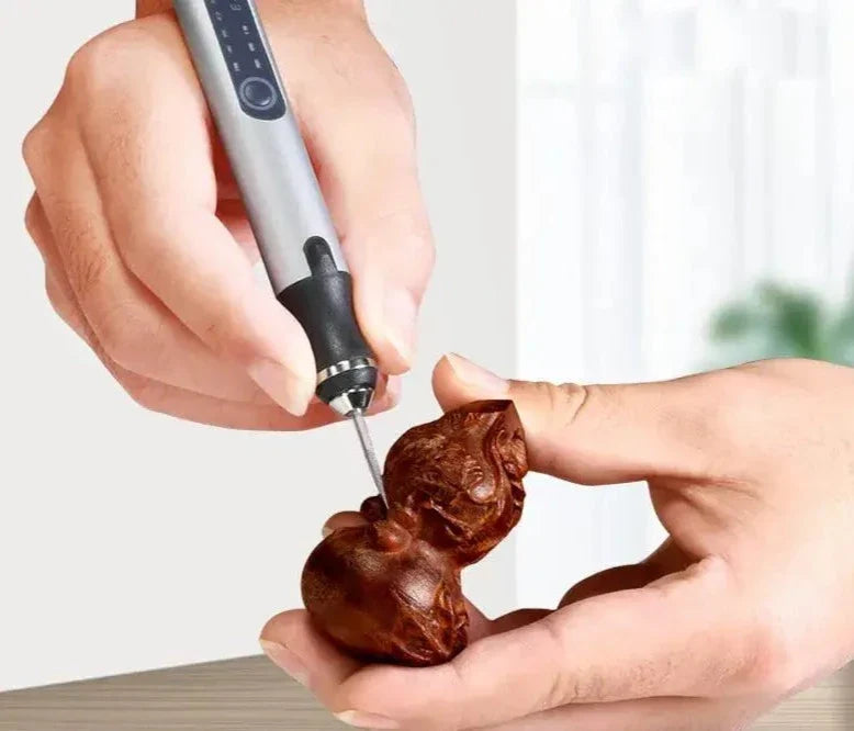 DIY-graveringspenn med trådløs funksjon, perfekt for personalisering av gjenstander i verkstedet.