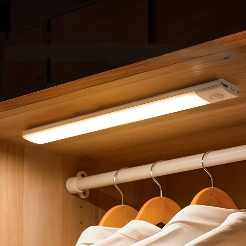 Oppladbar trådløs sensorlampe med magnetfeste, ideell som garderobelys og stemningslys.