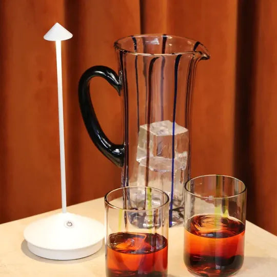 Elegant trådløs LED-bordlampe for innendørs bruk. Dimbart lys perfekt som stemningslys i stuen.