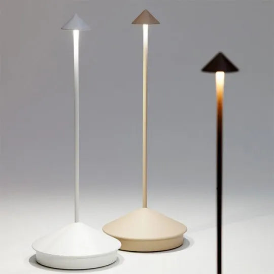 Oppladbar, trådløs LED-bordlampe for utendørs bruk. Gir stemningsfull og portabel belysning på terrassen.
