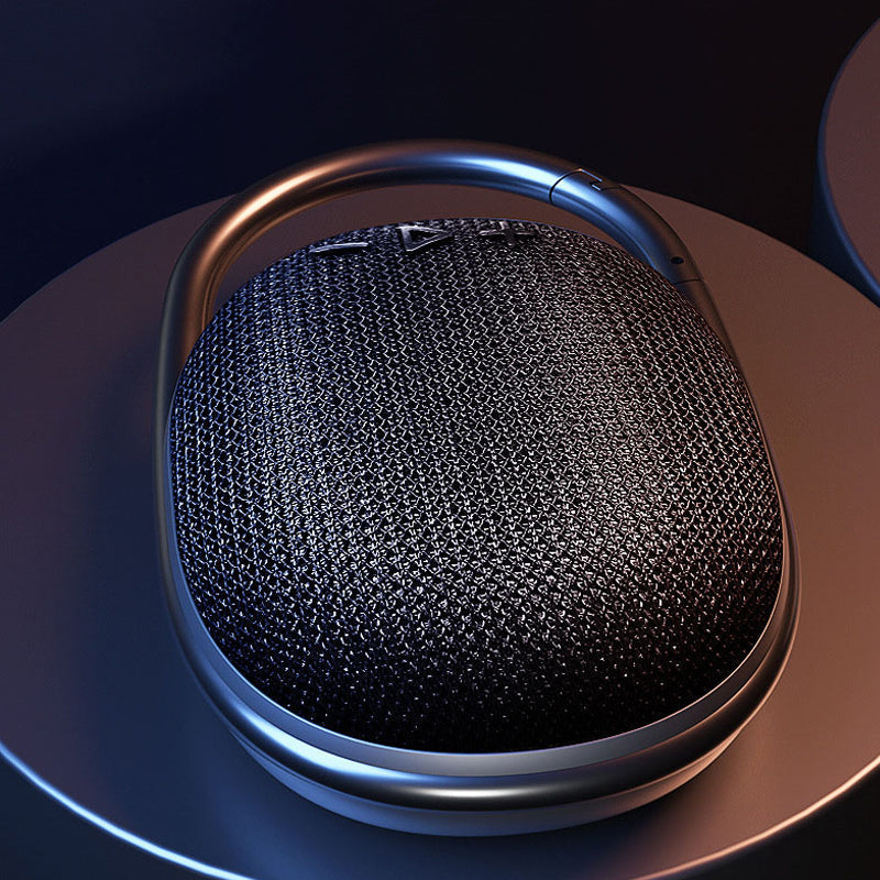 "Trådløs Bluetooth-høyttaler med kraftig bass, kompakt design, bærbar, i flere farger som blå, grå og svart"
