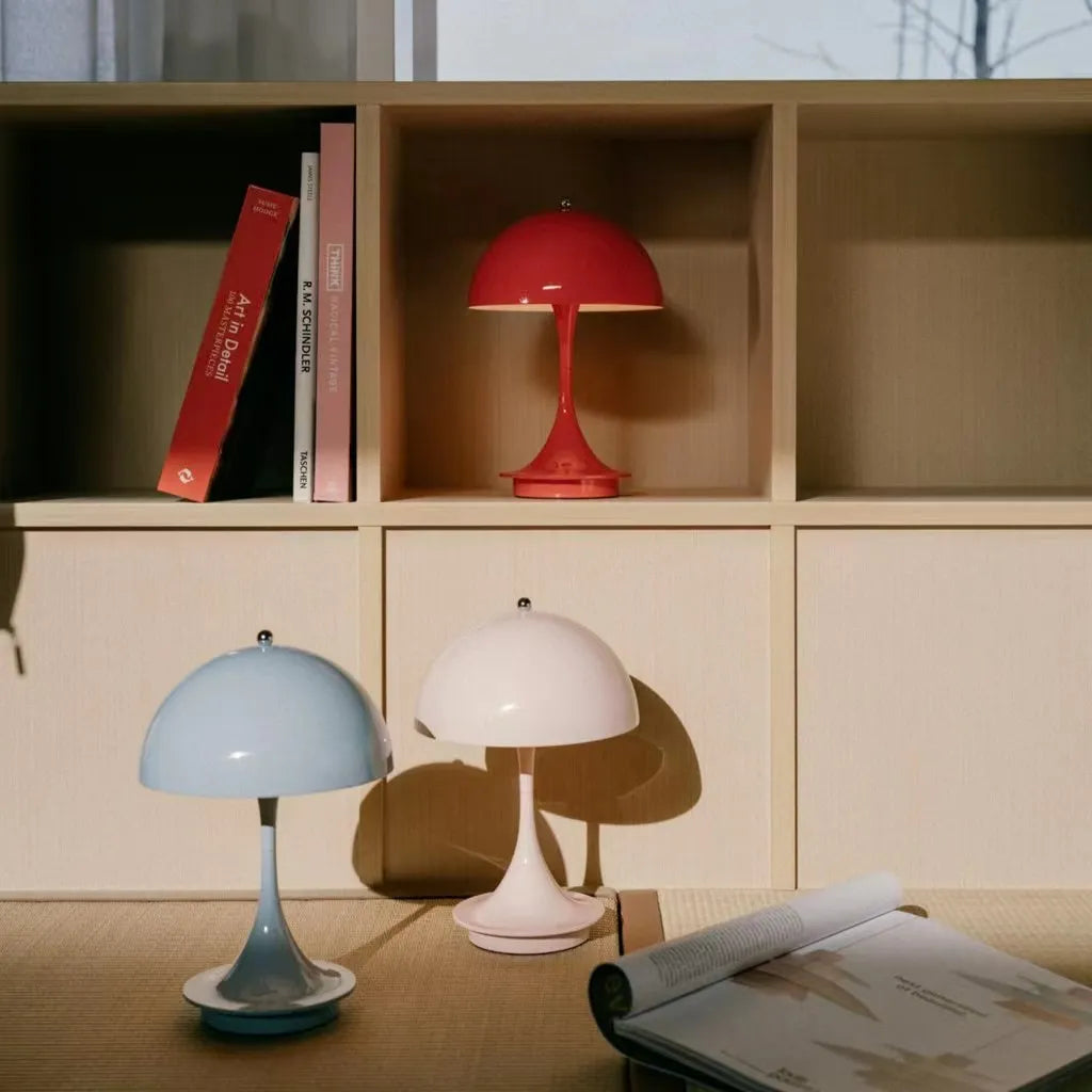 "Trådløs bordlampe med justerbar lysstyrke og elegant design, laget av metall og glass, tilgjengelig i hvit og oransje."