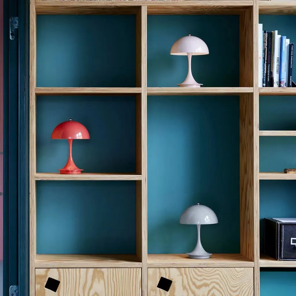 "Trådløs bordlampe med justerbar lysstyrke og elegant design, laget av metall og glass, tilgjengelig i hvit og oransje."