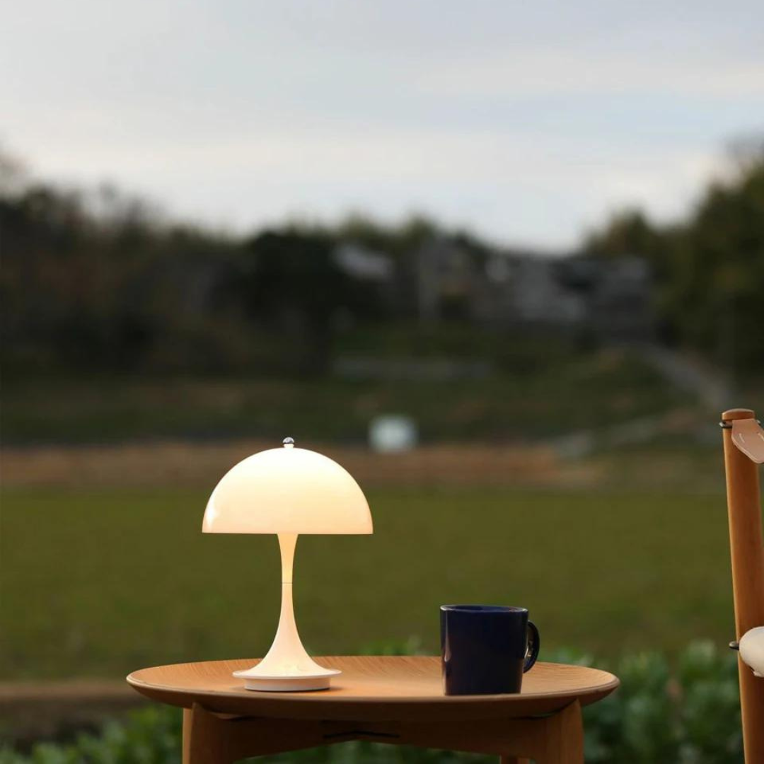 "Trådløs bordlampe med justerbar lysstyrke og elegant design, laget av metall og glass, tilgjengelig i hvit og oransje."