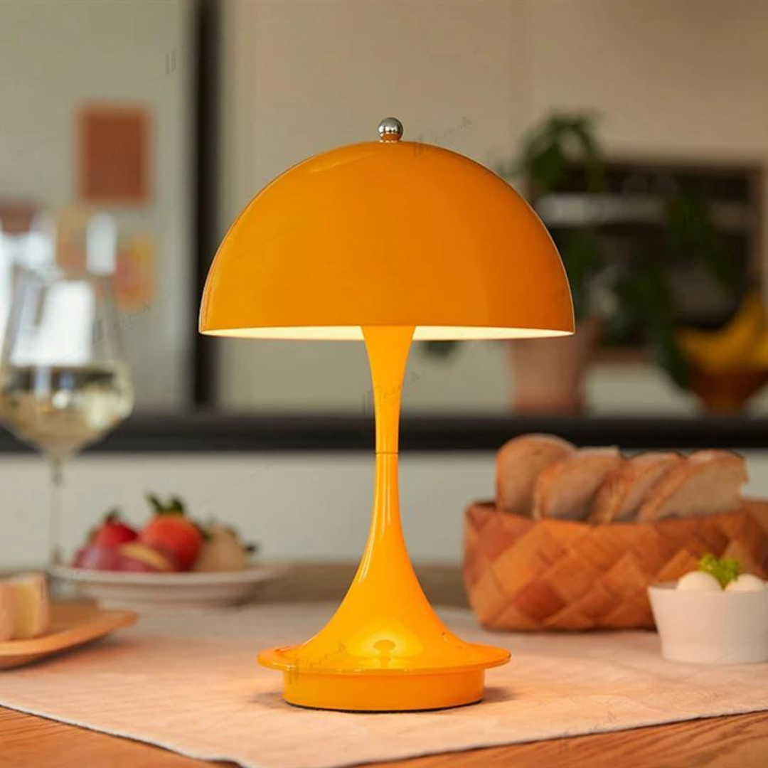 "Trådløs bordlampe med justerbar lysstyrke og elegant design, laget av metall og glass, tilgjengelig i hvit og oransje."
