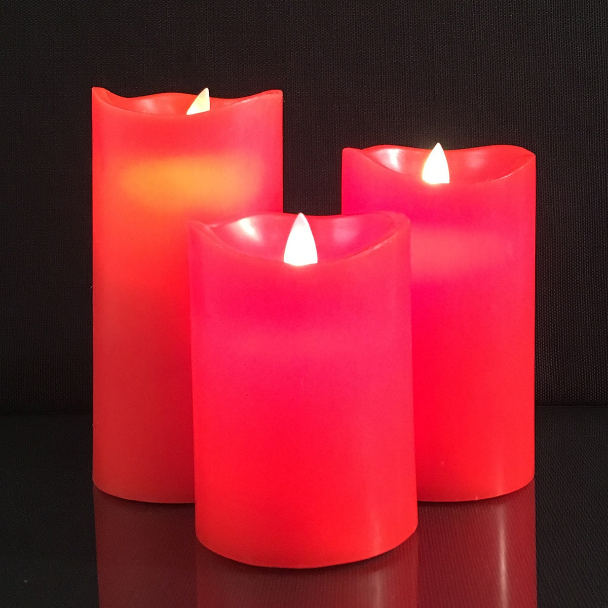 "Tre LED-blokklys med realistisk 3D-flamme i ulike farger, skaper en varm atmosfære uten brannfare."