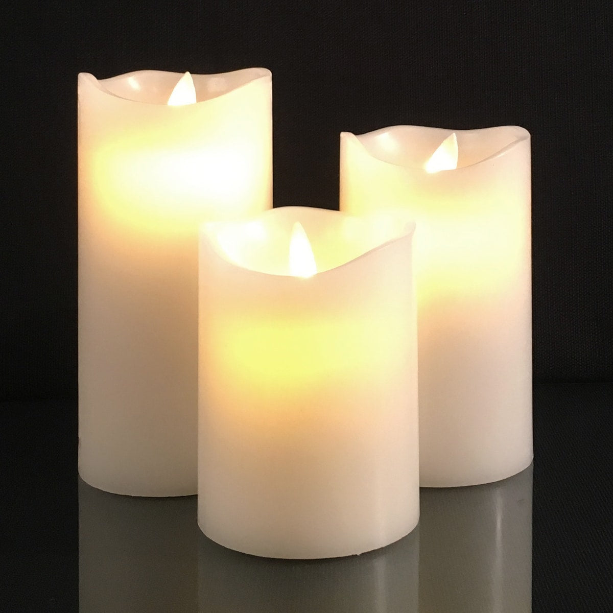 "Tre LED-blokklys med realistisk 3D-flamme i ulike farger, skaper en varm atmosfære uten brannfare."