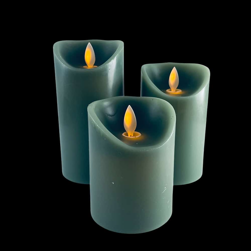 "Tre LED-blokklys med realistisk 3D-flamme i ulike farger, skaper en varm atmosfære uten brannfare."