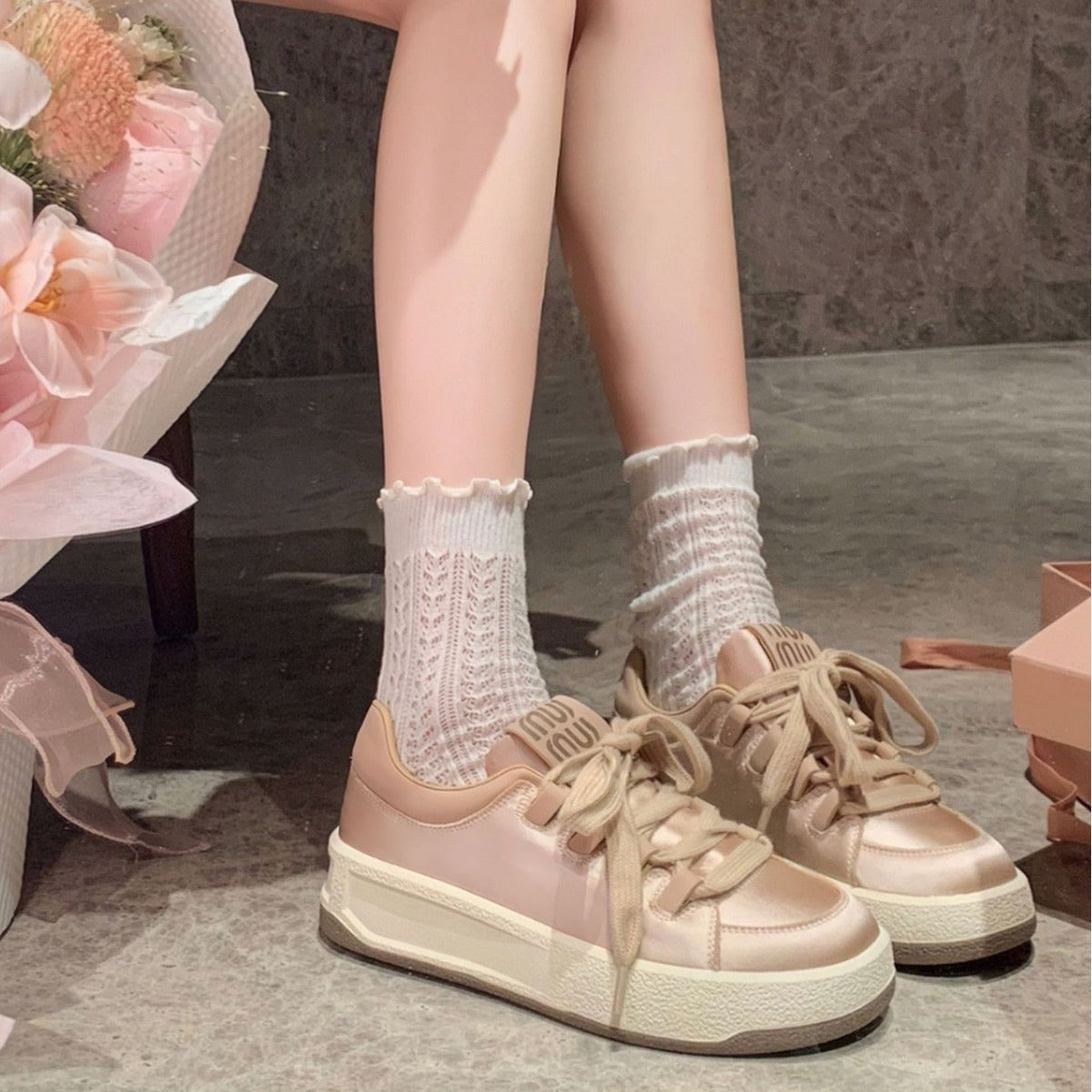 "Trendy dame plattform sneakers i nøytral farge, komfortabel polstring, moderne design, perfekt for enhver anledning."