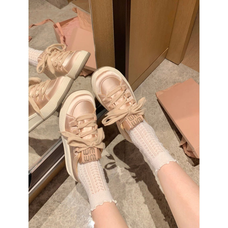"Trendy dame plattform sneakers i nøytral farge, komfortabel polstring, moderne design, perfekt for enhver anledning."