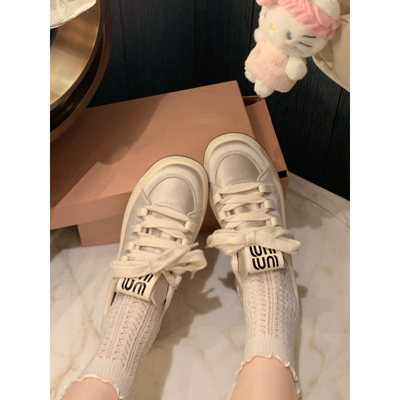 "Trendy dame plattform sneakers i nøytral farge, komfortabel polstring, moderne design, perfekt for enhver anledning."