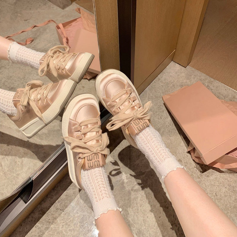 "Trendy dame plattform sneakers i nøytral farge, komfortabel polstring, moderne design, perfekt for enhver anledning."