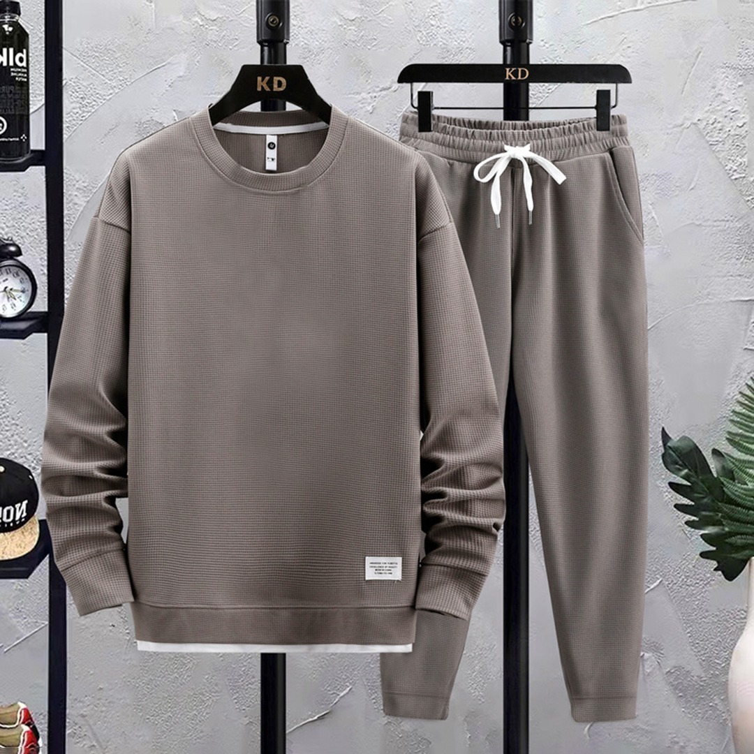 Detalj av komfortabel herre joggedress; mykt stoff, moderne passform for en avslappet fritidslook.