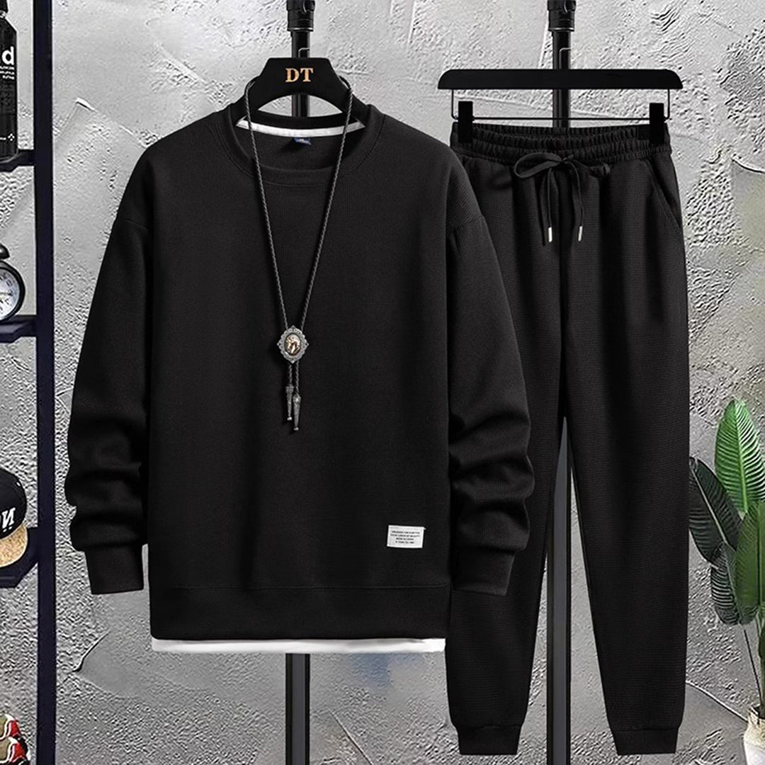 Herre joggedress sett bakfra, viser den behagelige passformen og sporty design for allsidig fritidsbruk.
