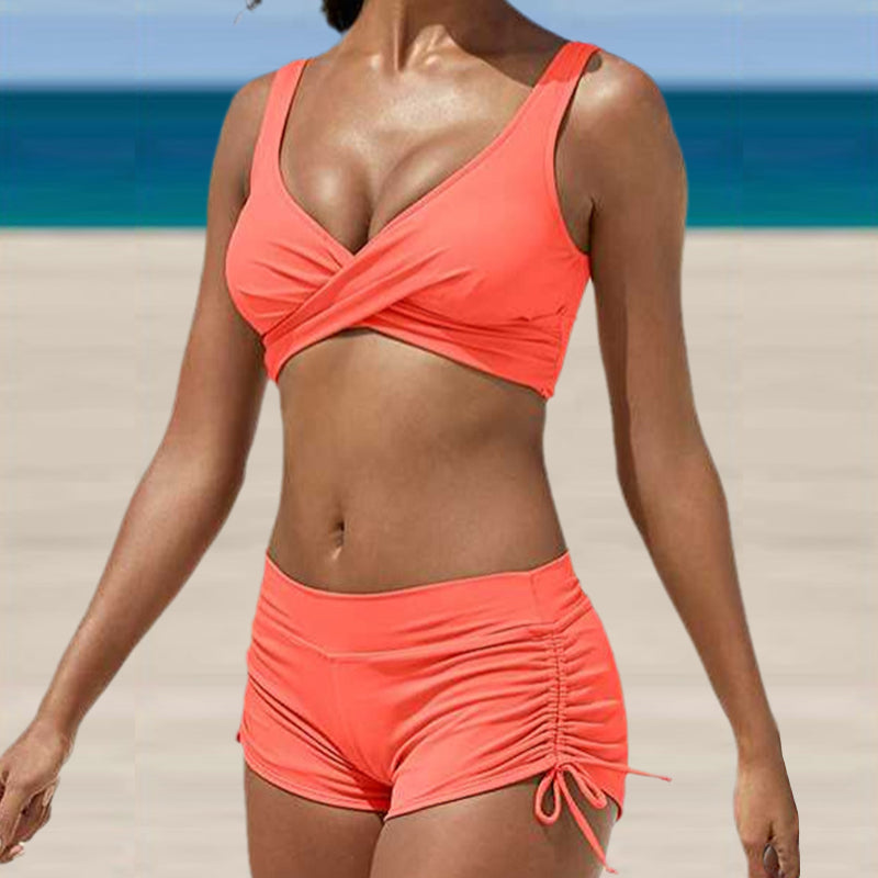Trendy kamuflasje bikini med V-hals og stropper, fremhever figuren. Perfekt strandtøy for maksimal stil og komfort.