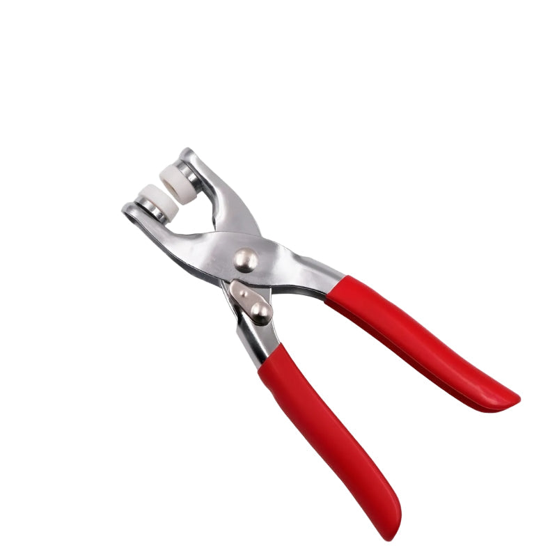 Trykkfestesett med metallknapper og rød håndtang for DIY-prosjekter, søm og tekstilhåndverk.