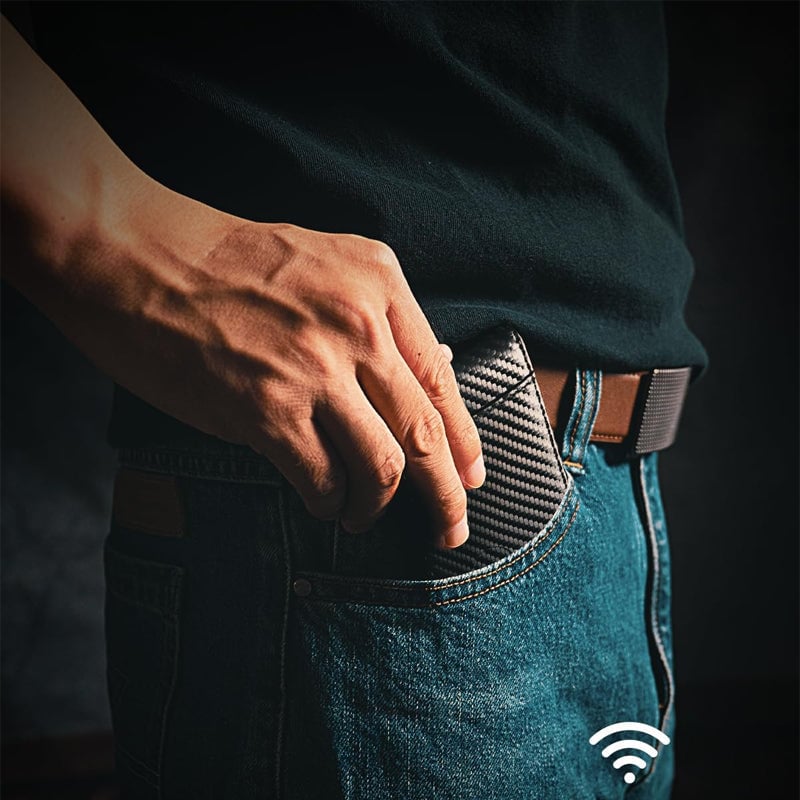 "Tyverisikret kortholder i ekte lær, slank design med RFID-blokkerende teknologi. Passer perfekt i frontlommen."