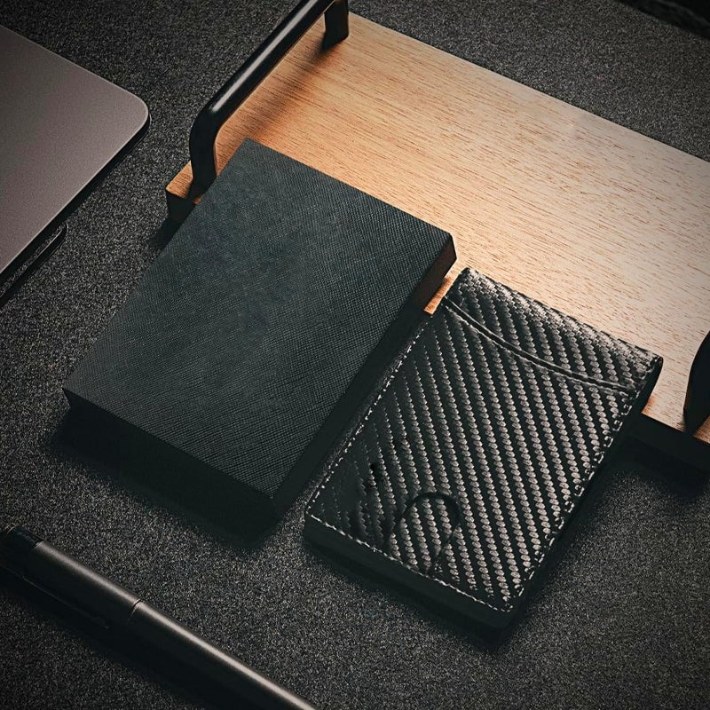 "Tyverisikret kortholder i ekte lær, slank design med RFID-blokkerende teknologi. Passer perfekt i frontlommen."