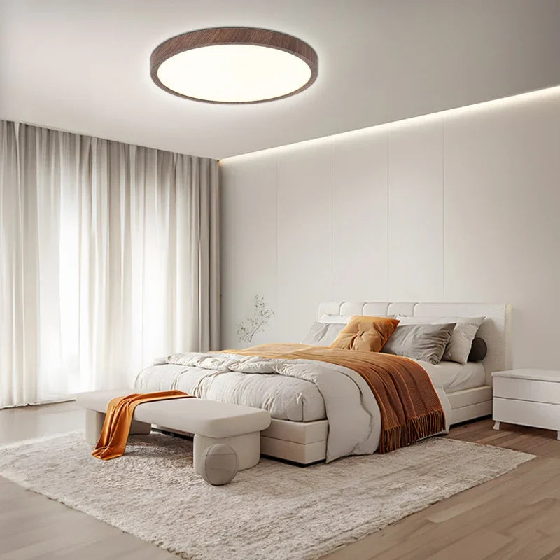 "Ultratynn sirkulær taklampe med justerbare lyseffekter og elegant valnøttdesign for moderne interiør."