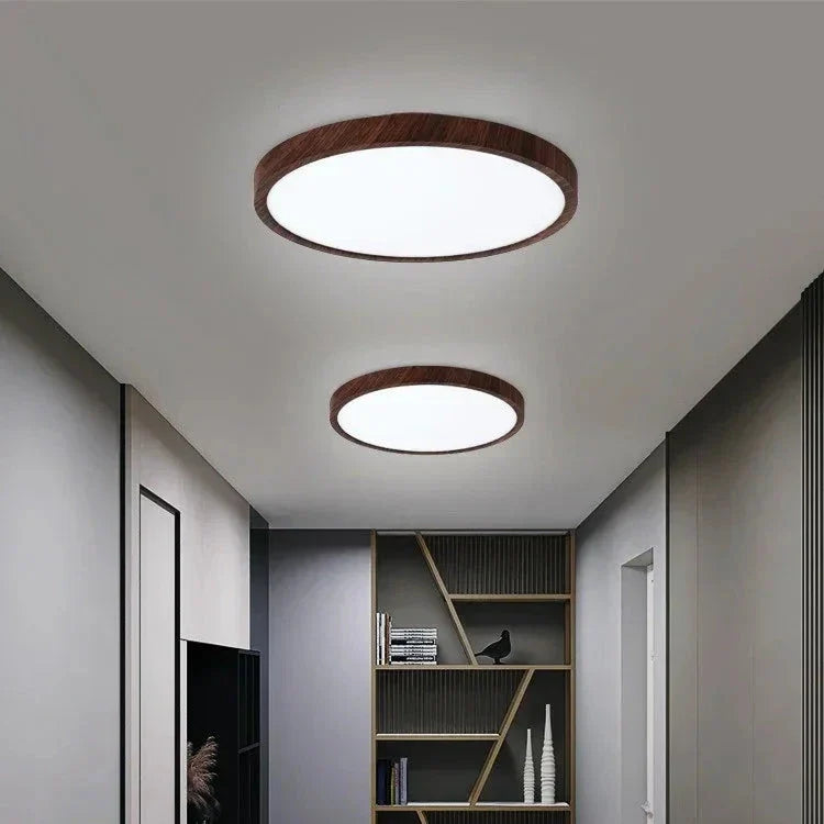 "Ultratynn sirkulær taklampe med justerbare lyseffekter og elegant valnøttdesign for moderne interiør."