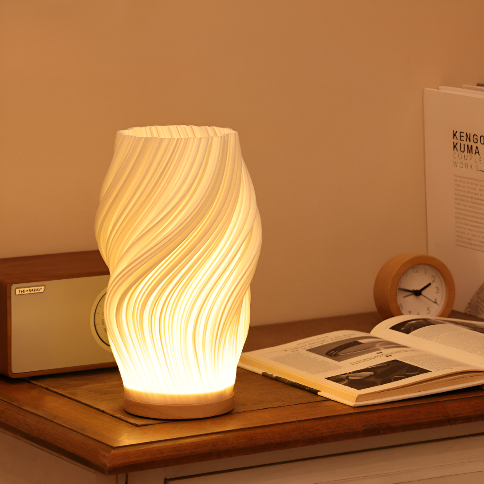 Elegant 3D bølgeeffekt bordlampe. Dimbar LED-lampe med berøringskontroll og moderne design, perfekt som dekorlys.