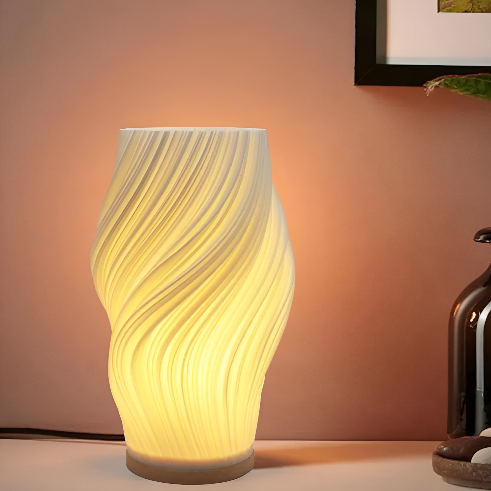 Stemningsfull 3D bølgeeffekt bordlampe. Mykt, dimbart LED-lys for avslappende atmosfære i moderne stue/soverom.