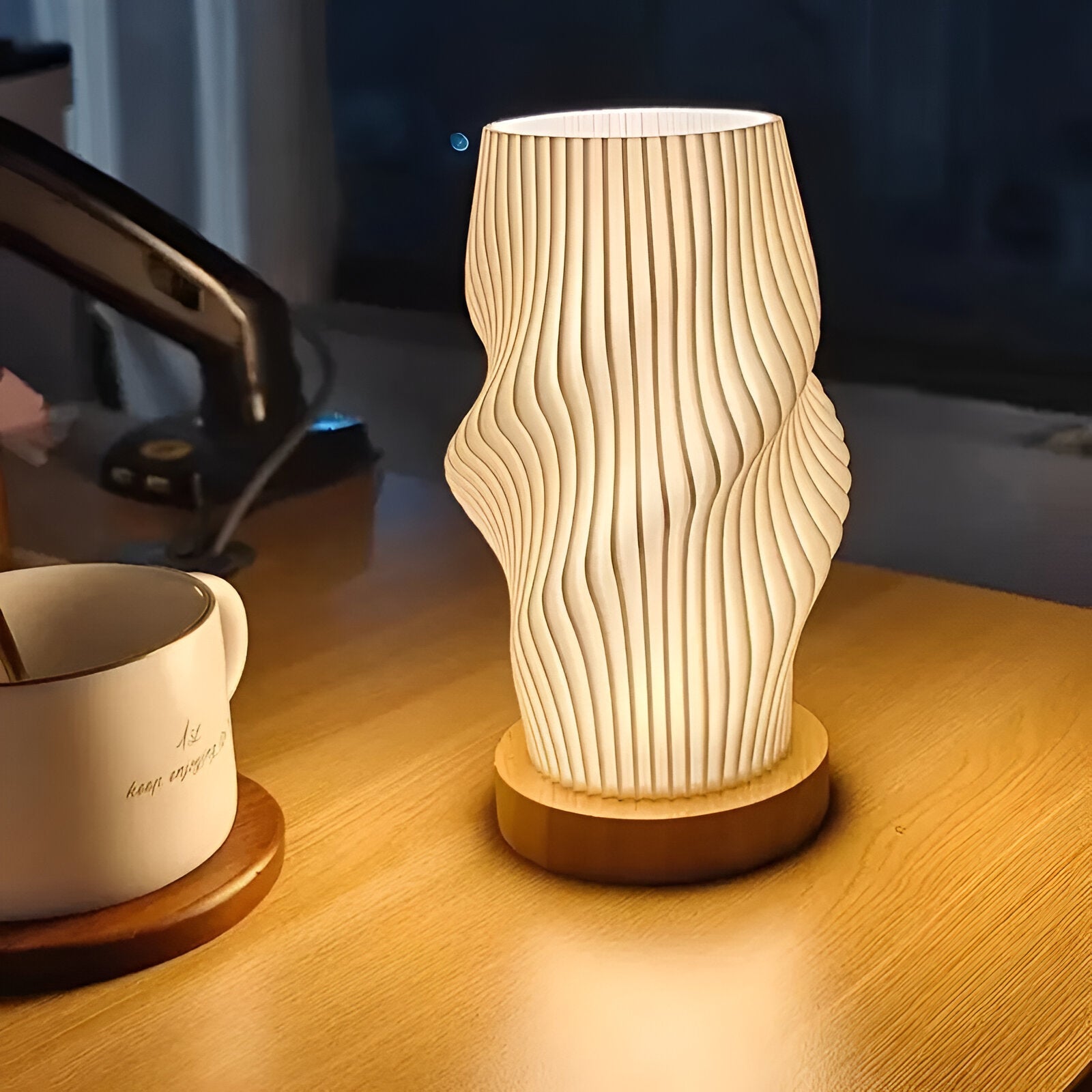 Stilig 3D bølge bordlampe med LED. Moderne design, dimbar og berøringskontroll. Perfekt for stue/soverom.