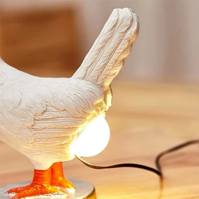 Morsom kylling bordlampe; trådløs LED-belysning skaper koselig stemning. Ideell som dekorativ innredningsdetalj.